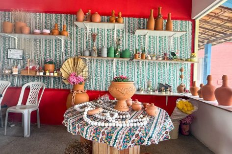 Loja com vasos e peças de cerâmica artesanal no Polo Glauber Rocha