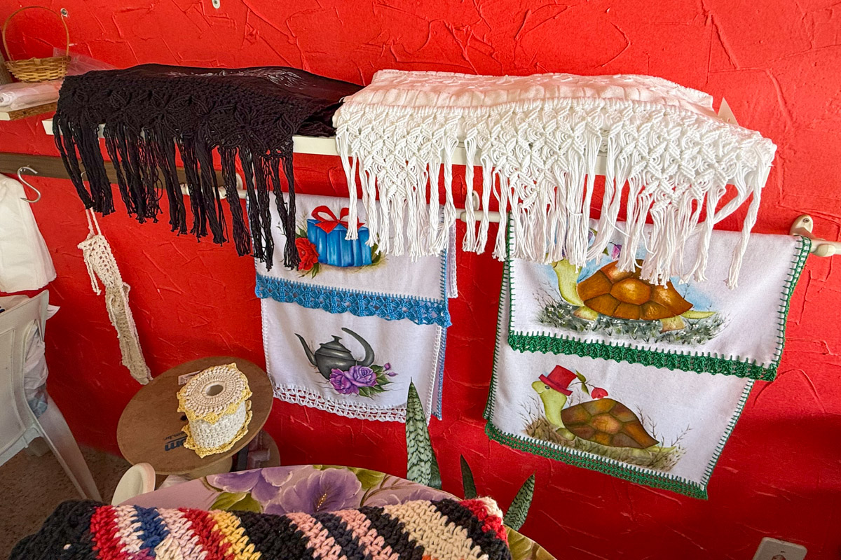 Panos de prato pintados e peças produzidas em macramê