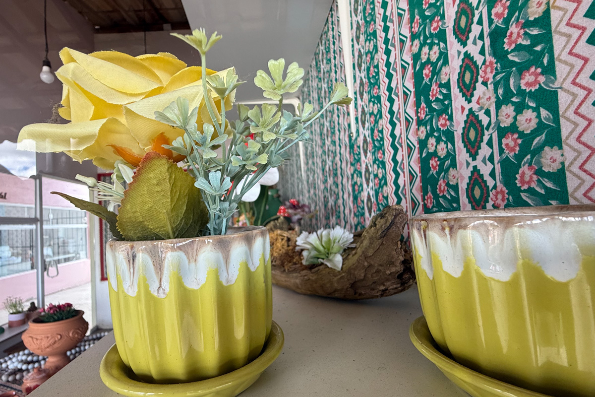 Vasos decorativos com flores e peças artesanais